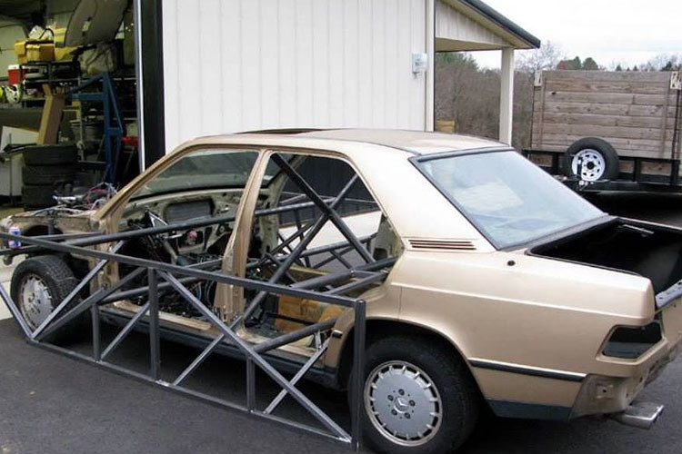 Để làm được điều đó, hãng độ đã sử dụng một bộ khung thép đặc chế để nhấc phần thân của chiếc 190E ra khỏi khung sàn mà không bị biến dạng.