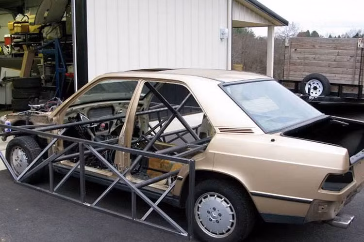 Để làm được điều đó, hãng độ đã sử dụng một bộ khung thép đặc chế để nhấc phần thân của chiếc 190E ra khỏi khung sàn mà không bị biến dạng.