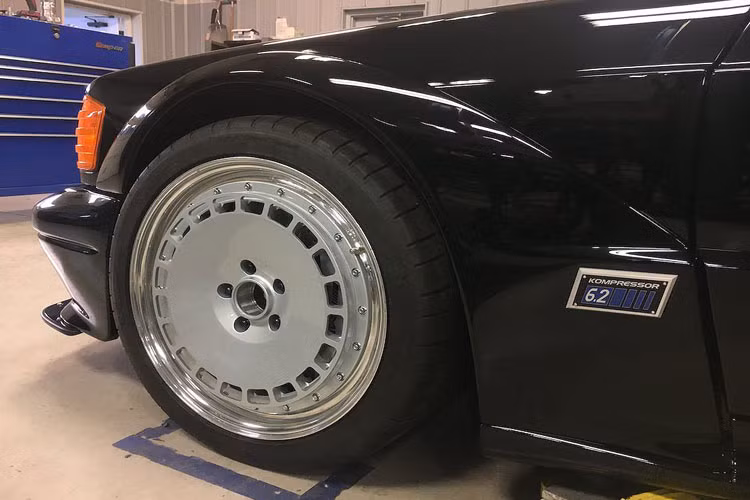 Xưởng độ đã lựa chọn sử dụng bộ widebody với các hốc bánh nới rộng theo phong cách của phiên bản thể thao 190E 2.5-16 Evolution II.