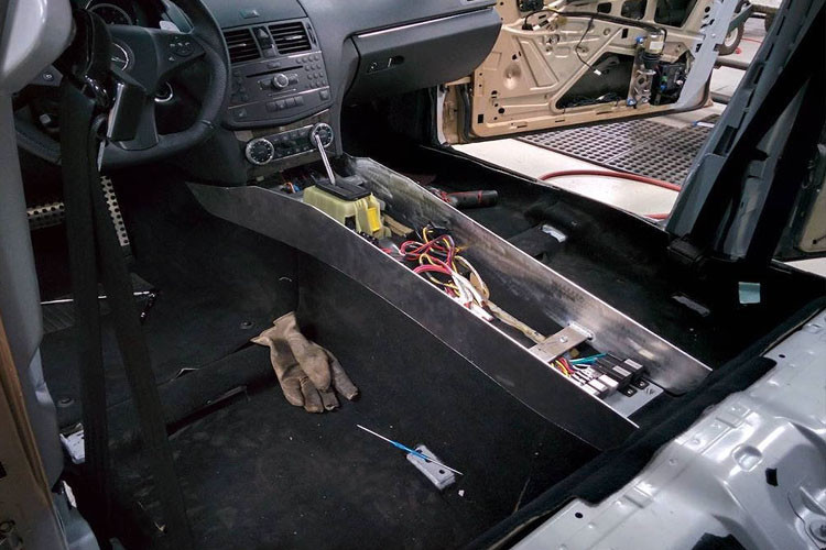 Bên trong khoang nội thất của C63 AMG và hệ thống điện trong quá trình hoàn thiện.