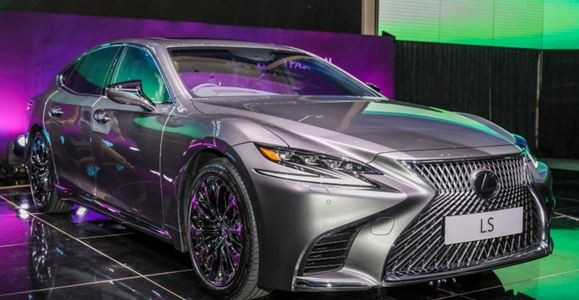 Kích thước tổng thể của cả ba phiên bản với thông số dài x rộng x cao lần lượt là 5.235 x 1.900 x 1.450 mm. Chiều dài cơ sở đạt mức 3.125 mm. So với thế hệ trước, Lexus LS thế hệ thứ năm dài hơn 28 mm, rộng hơn 25 mm, thấp hơn 15 mm và chiều dài cơ sở nhỉnh hơn 33 mm.
