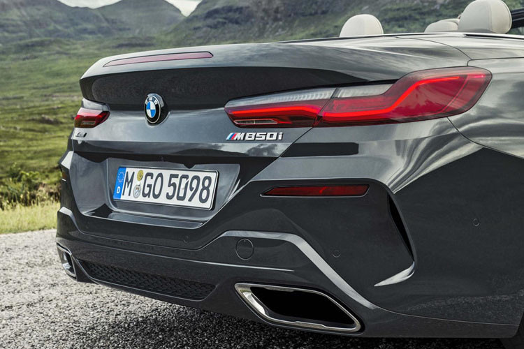 Nắp ca-pô khỏe khoắn hơn với các đường gân dập nổi kéo dài qua mui và kết thúc ở đuôi xe.