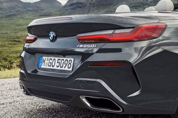 Nắp ca-pô khỏe khoắn hơn với các đường gân dập nổi kéo dài qua mui và kết thúc ở đuôi xe.