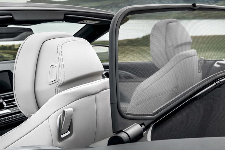 Bản mui trần có thêm các nút điều khiển đóng/mở mui cũng như bộ phận thông khí ở tựa đầu ghế trước. Bộ phận này có thể tự động điều chỉnh luồng khí, qua đó có thể tác động đến tốc độ của xe. Giá xe M850i xDrive Convertible bản cao cấp nhất sẽ cập bến thị trường Mỹ vào mùa xuân năm sau với mức giá từ 121.400 USD (khoảng hơn 2,8 tỷ).