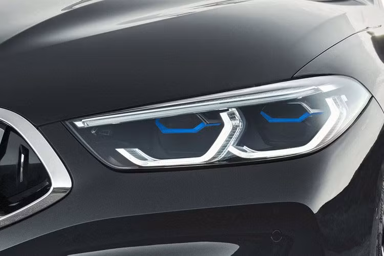 Hệ thống đèn pha LED thích ứng, có thể nâng cấp lên đèn laser cho công nghệ chiếu sáng hiện đại nhất của hãng.