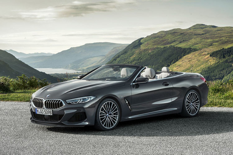 So với bản Coupe ra mắt khoảng 5 tháng trước, thiết kế của BMW 8-Series bản mui trần không có nhiều khác biệt. Duy chỉ có phần mui xếp mềm và phần đuôi xe được thay đổi để phù hợp với thiết kế mui trần.