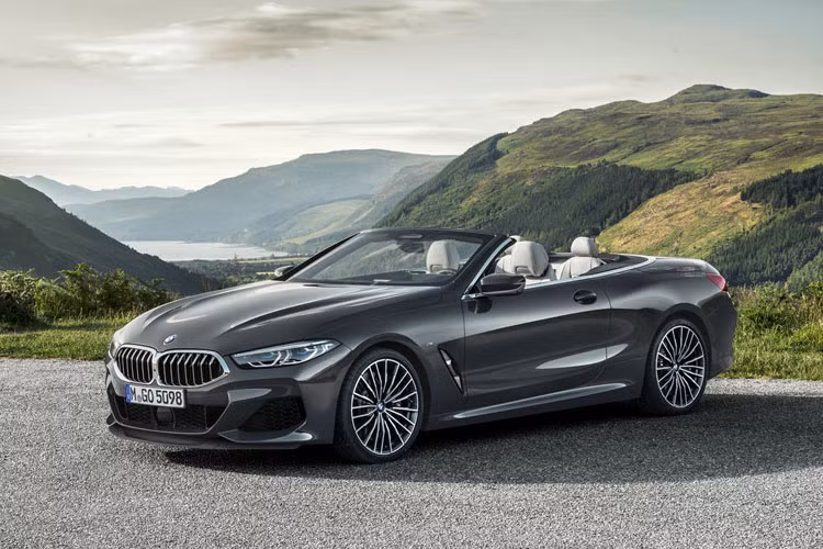 So với bản Coupe ra mắt khoảng 5 tháng trước, thiết kế của BMW 8-Series bản mui trần không có nhiều khác biệt. Duy chỉ có phần mui xếp mềm và phần đuôi xe được thay đổi để phù hợp với thiết kế mui trần.