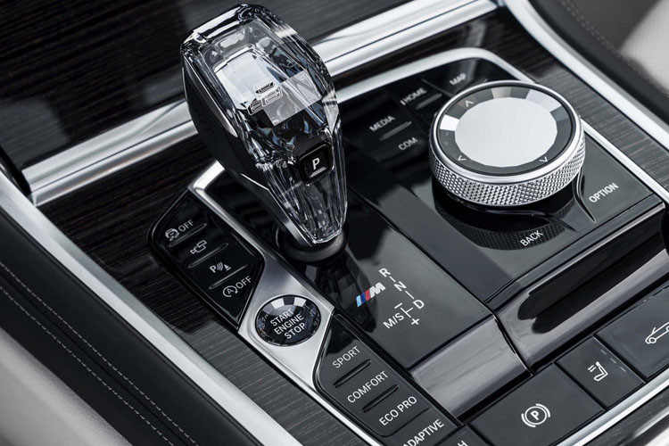 BMW M850i xDrive Convertible sử dụng động cơ Twin-Turbo V8, dung tích 4.4L sản sinh công suất 523 mã lực và mô-men xoắn cực đại đạt 748 Nm. Sức mạnh này được truyền tới các bánh xe qua hộp số tự động 8 cấp và hệ dẫn động bốn bánh tiêu chuẩn.