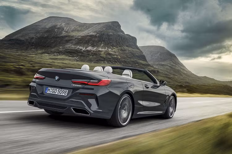 M850i xDrive Convertible được trang bị bộ vành đa chấu hợp kim nhẹ kích thước 20 inch.