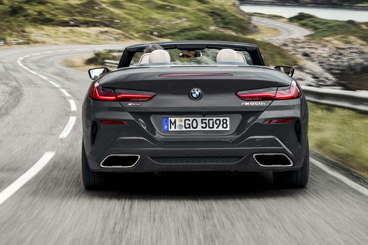 BMW 8-Series Convertible trông có vẻ dài hơn bản coupe. Hai khe khuếch tán được đặt đối xứng hai bên, vuông góc với cặp ống xả hình thang cỡ lớn.