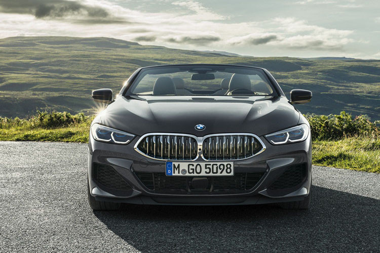 Phần đầu xe bê nguyên thiết kế của BMW 8-Series Coupe mới. Lưới tản nhiệt hình quả thận đặc trưng của BMW được kéo dài ra và đặt thấp.