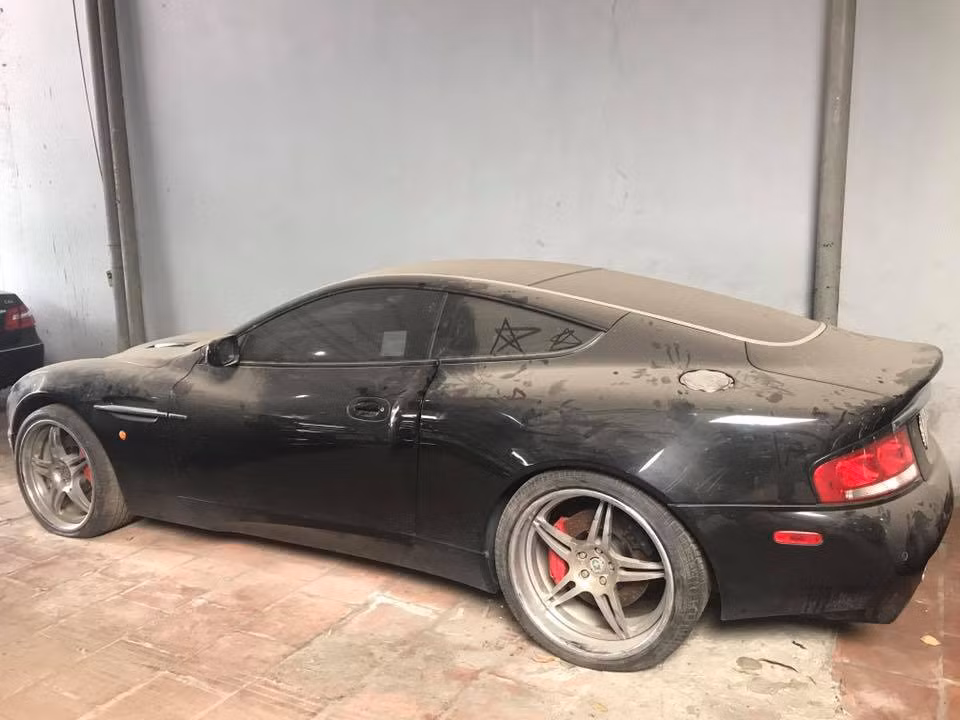 ... hay chiếc Aston Martin Vanquish bị bắt gặp ở hầm đỗ xe Sài thành với ngoại thất đóng bụi dày đặc cũng như các phuộc bánh xe đã không còn hơi cũng khiến nhiều người bất ngờ.