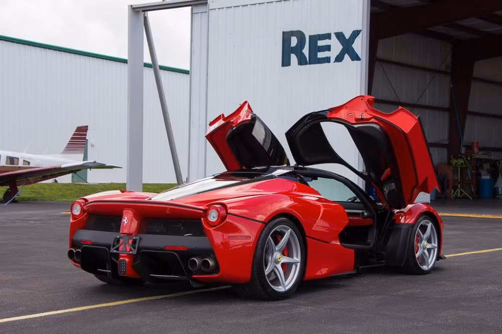 Dù là xe cũ và rao giá khủng lên đến 3,125 triệu USD nhưng nhiều người vẫn cho rằng mức giá này khá hời so với những con số 6 hay 7 triệu đô la từng được các đại lý tư nhân rao bán LaFerrari trước đó.