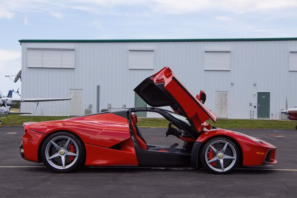 Mới đây, một trong số ít những siêu xe Ferrari LaFerrari màu đỏ rosso trên thế giới đang được rao bán trên mạng xã hội. Chiếc xe này có màu đỏ, thuộc đời 2015 ở một đại lý tại bang Florida với giá thầu 3,125 triệu USD (khoảng 72,74 tỷ đồng).
