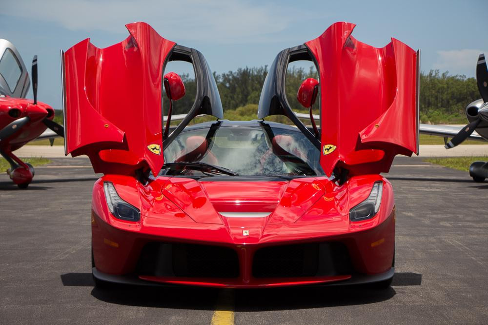 Với số lượng sản xuất giới hạn trên toàn Thế giới, siêu xe Ferrari LaFerrari hiện nay có giá bán lại không dưới mức hàng triệu USD và nó luôn được các đại lý rao bán với mức giá siêu khủng nhưng vẫn "cháy hàng".