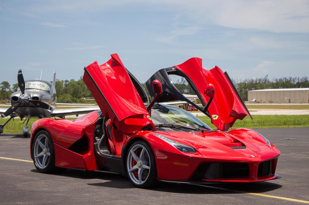 Là siêu xe đỉnh cao kế thừa chiếc Ferrari Enzo ra mắt hồi năm 2002, quá trình phát triển LaFerrari đã được Ferrari "thai nghén" từ khoảng năm 2007. Hãng đã sử dụng các dữ liệu thu thập được từ những chiếc Enzo Ferrari "bản đua" FXX trong khi nghiên cứu chế tạo chiếc xe.