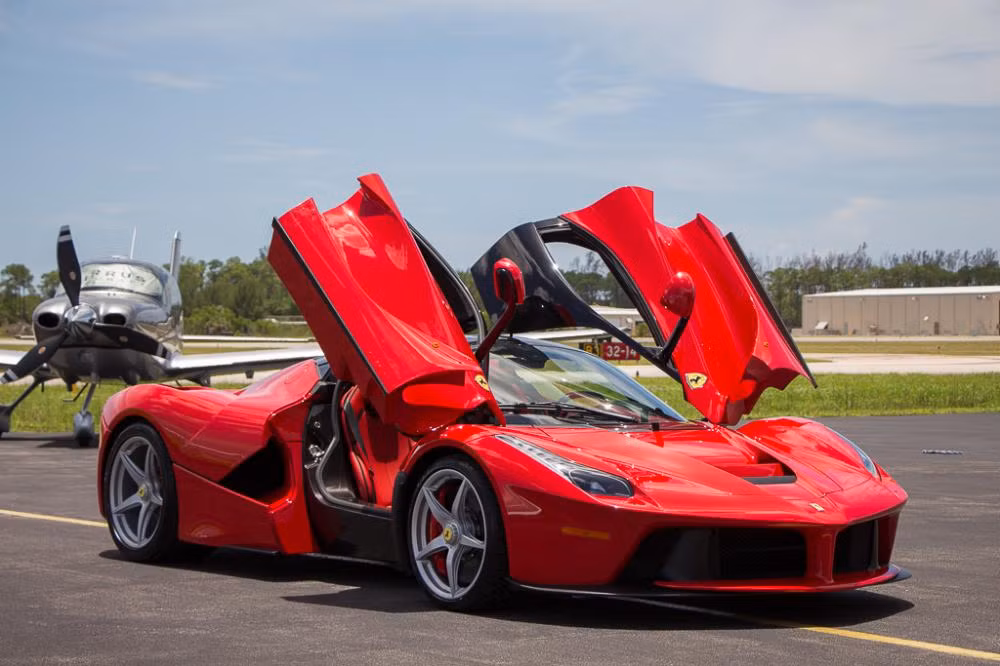 Là siêu xe đỉnh cao kế thừa chiếc Ferrari Enzo ra mắt hồi năm 2002, quá trình phát triển LaFerrari đã được Ferrari "thai nghén" từ khoảng năm 2007. Hãng đã sử dụng các dữ liệu thu thập được từ những chiếc Enzo Ferrari "bản đua" FXX trong khi nghiên cứu chế tạo chiếc xe.
