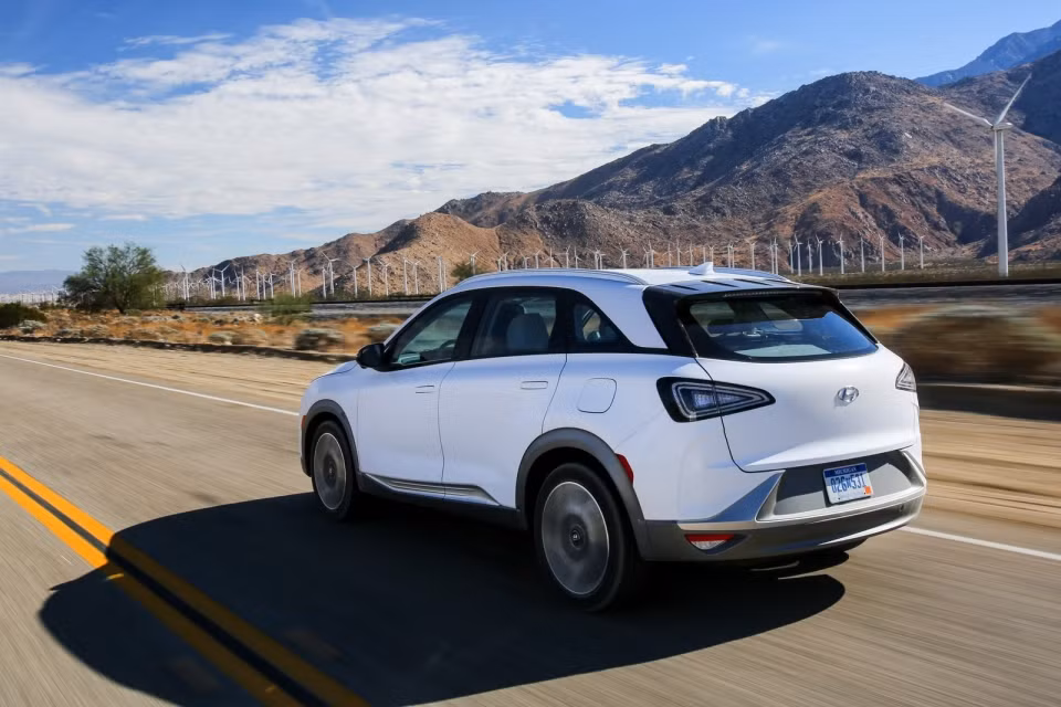 Hệ truyền động, hệ thống pin trên xe cũng được Hyundai nâng cấp nhằm mang lại khả năng đi xa hơn của Nexo.