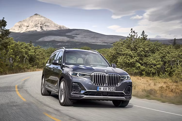 Mẫu SUV hạng sang BMW X7 2019 ra mắt được xem là đối thủ cạnh tranh trực tiếp của Mercedes GLS. BMW X7 2019 sở hữu kích thước lớn hơn so với người anh em X5, phát triển dựa trên mẫu xe ý tưởng X7 iPerformance ra mắt năm ngoái. Lưới tản nhiệt hình quả thận đặc trưng, nhưng có kích thước lớn. Cụm đèn pha LED tự động thiết kế nhỏ phía trên hốc gió lớn phía trước.