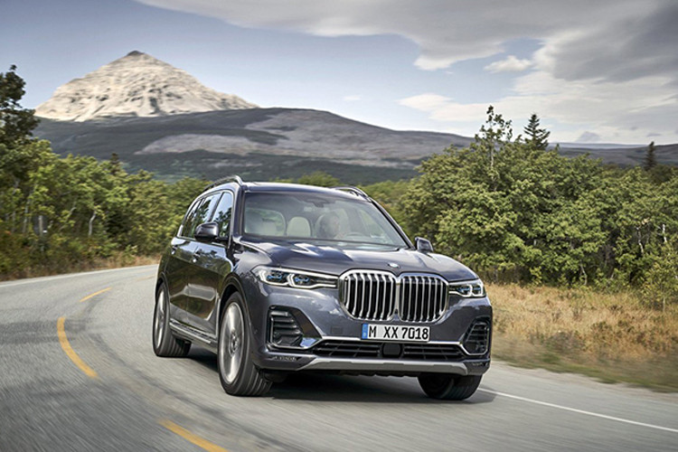 Mẫu SUV hạng sang BMW X7 2019 ra mắt được xem là đối thủ cạnh tranh trực tiếp của Mercedes GLS. BMW X7 2019 sở hữu kích thước lớn hơn so với người anh em X5, phát triển dựa trên mẫu xe ý tưởng X7 iPerformance ra mắt năm ngoái. Lưới tản nhiệt hình quả thận đặc trưng, nhưng có kích thước lớn. Cụm đèn pha LED tự động thiết kế nhỏ phía trên hốc gió lớn phía trước.