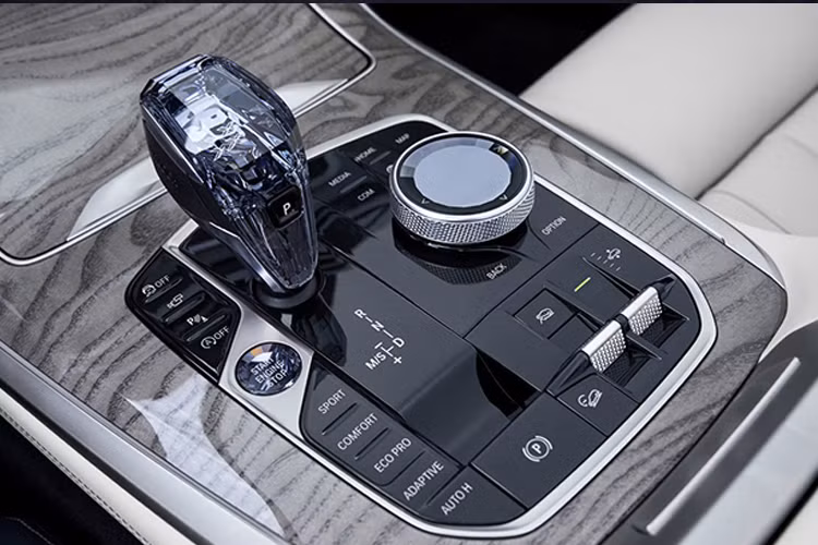 X7 còn có phiên bản X7 xDrive50i gới hạn tốc độ tối đa ở mức 250 km/h và 2 phiên bản sử dụng động cơ diesel, xDrive30d và M50d.