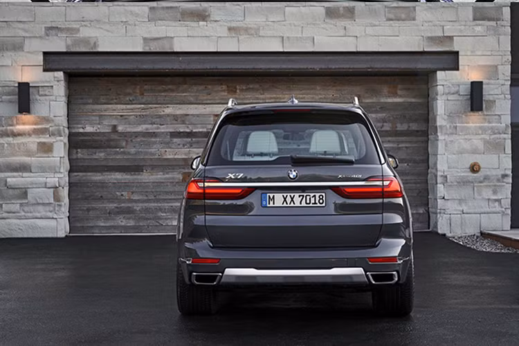 BMW X7 hoàn toàn mới có nhiều tùy chọn động cơ. Phiên bản xDrive40i sử dụng cỗ máy 3.0, 6 xi-lanh, công suất 335 mã lực và mô-men xoắn cực đại 446 Nm, hộp số tự động 8 cấp dẫn động 4 bánh toàn thời gian. Xe có thể tăng tốc 0-100 km/h trong 5,8 giây và đạt tốc độ tối đa 209 km/h hoặc 245 km/h đói với thị trường châu Âu.