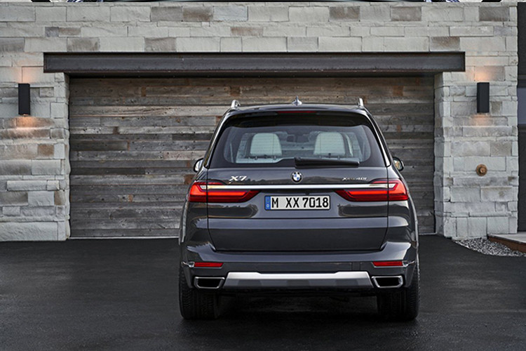 BMW X7 hoàn toàn mới có nhiều tùy chọn động cơ. Phiên bản xDrive40i sử dụng cỗ máy 3.0, 6 xi-lanh, công suất 335 mã lực và mô-men xoắn cực đại 446 Nm, hộp số tự động 8 cấp dẫn động 4 bánh toàn thời gian. Xe có thể tăng tốc 0-100 km/h trong 5,8 giây và đạt tốc độ tối đa 209 km/h hoặc 245 km/h đói với thị trường châu Âu.