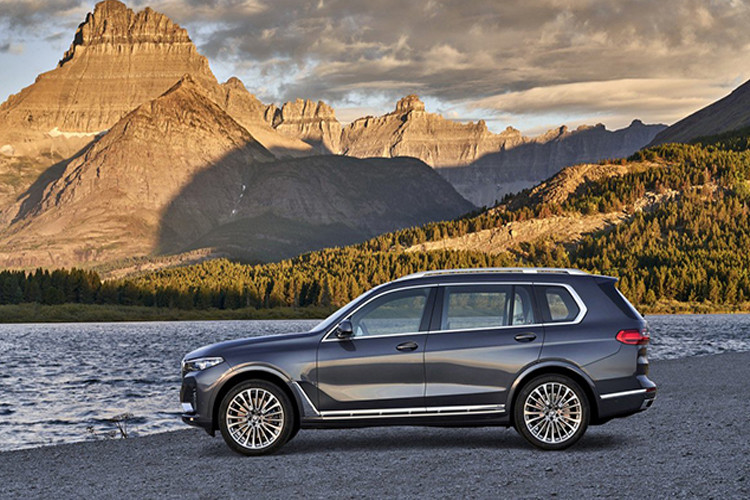 Xe được trang bị bộ la-zăng kích thước 21 inch hợp kim. Chiều dài, rộng, cao của xe lần lượt 5.163 x 1.999 x 1.805 mm. Trục cơ sở xe ở mức 3.103 mm.