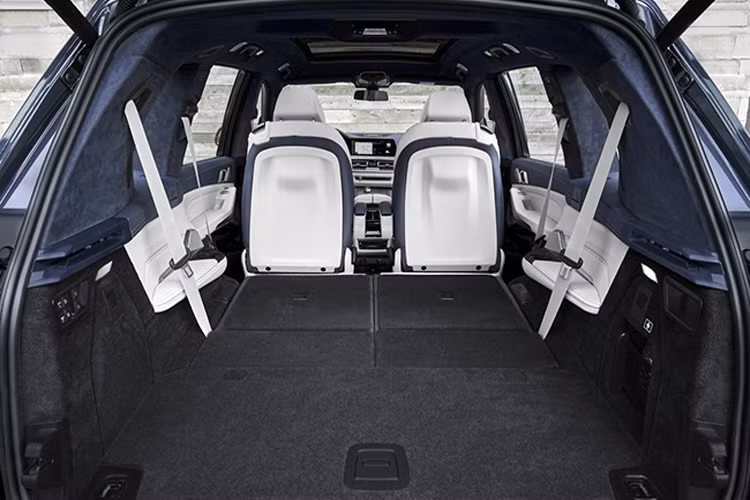 khoang hành lý có dung tích khoảng 1.376 lít và nâng lên mức 2.559 lít khi gập cả hàng ghế 2 và 3.