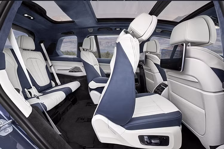 Hàng ghế thứ 2 có thể di chuyển dọc biên độ 144 mm, để tạo không gian ngồi hợp lý với hàng ghế thứ 3. Đệm lưng trên ghế có thể điều chỉnh bằng nút bấm.