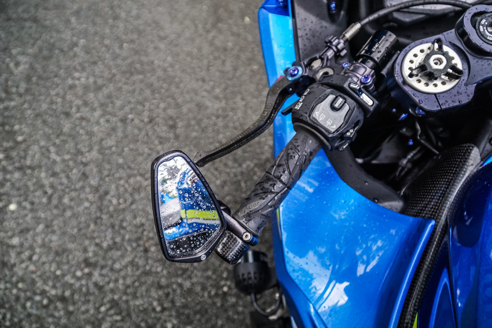 Cụm côn dây đi kèm tay côn CRG Carbon và kính gù CRG Arrow được sử dụng tạo phong cách thể thao mạnh mẽ hơn cho Suzuki GSX-R1000 độ.