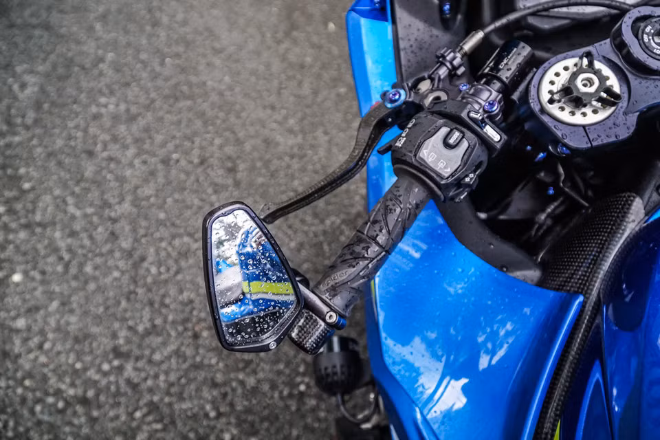 Cụm côn dây đi kèm tay côn CRG Carbon và kính gù CRG Arrow được sử dụng tạo phong cách thể thao mạnh mẽ hơn cho Suzuki GSX-R1000 độ.