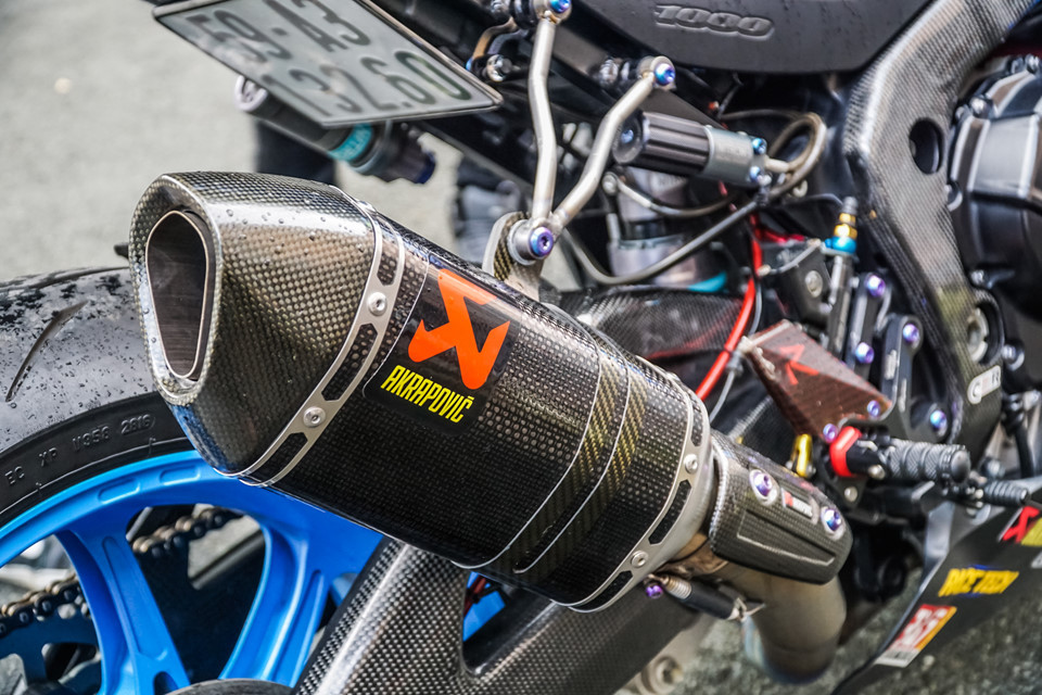 Ống xả Akrapovic Carbon của xe đua SBK cho tiếng nổ uy lực và trầm ấm hơn. Tuy nhiên, ống xả này chỉ dành cho xe đua nên phải sử dụng thêm giá treo bằng titanium đền từ Sato Racing.