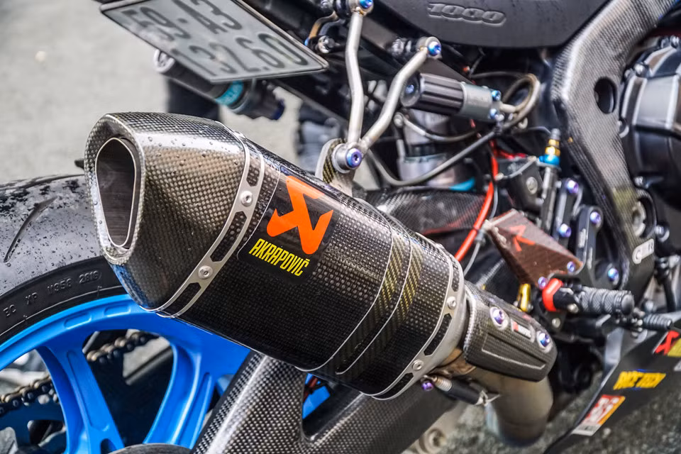 Ống xả Akrapovic Carbon của xe đua SBK cho tiếng nổ uy lực và trầm ấm hơn. Tuy nhiên, ống xả này chỉ dành cho xe đua nên phải sử dụng thêm giá treo bằng titanium đền từ Sato Racing.