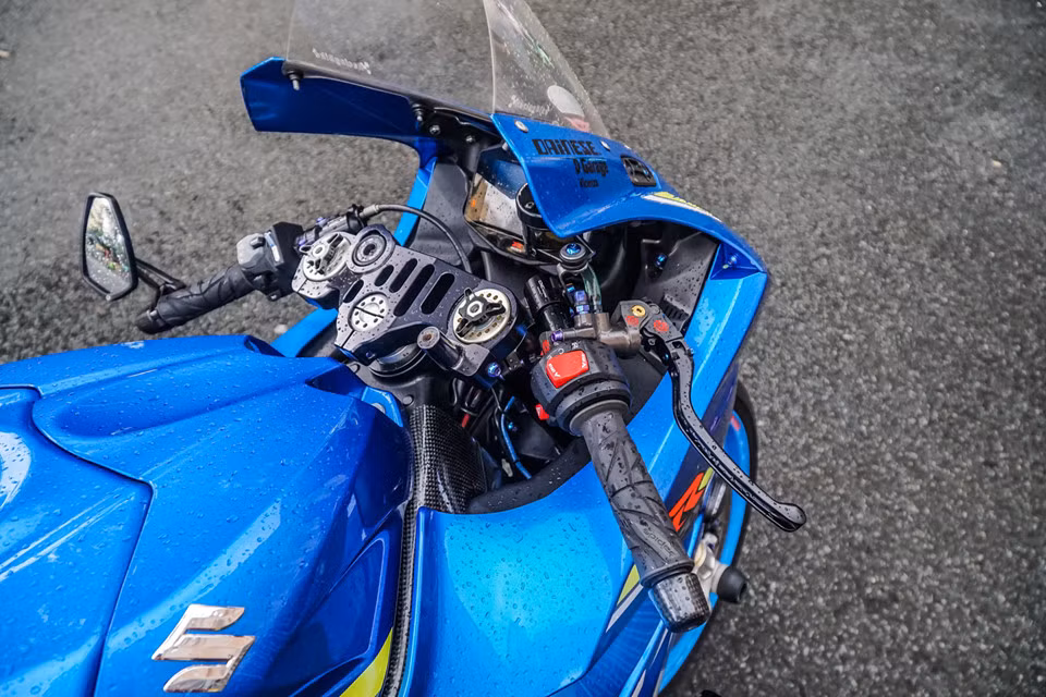 Xe được độ khủng nhất là hệ thống giảm xóc trước up-side-down hàng hiệu Ohlins FGR Racing thửa từ xe đua Ducati Desmosedici GP và chảng ba nhôm nguyên khối CNC mô phỏng loại của xe đua để phù hợp với hệ thống giảm xóc mới. Giá của hai phụ kiện này lên đến 200 triệu đồng.