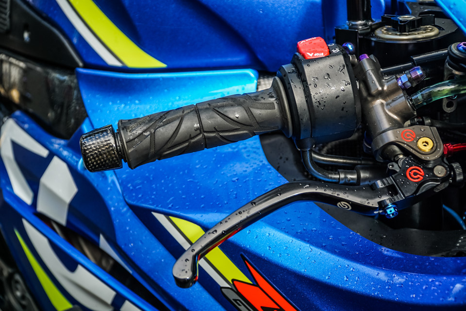 Bao tay dạng gel đến từ thương hiệu Spider cho cảm giác vặn ga tốt hơn do có độ bám tốt hơn bao tay tiêu chuẩn, nhất là trong điều kiện trời mưa.