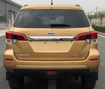 Thiết kế đuôi xe của Nissan Terra khá đơn giản với thanh crôm cỡ lớn trên cửa cốp và cụm đèn hậu ôm trọn 2 góc.