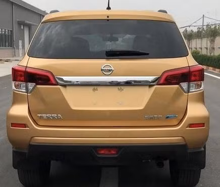 Thiết kế đuôi xe của Nissan Terra khá đơn giản với thanh crôm cỡ lớn trên cửa cốp và cụm đèn hậu ôm trọn 2 góc.