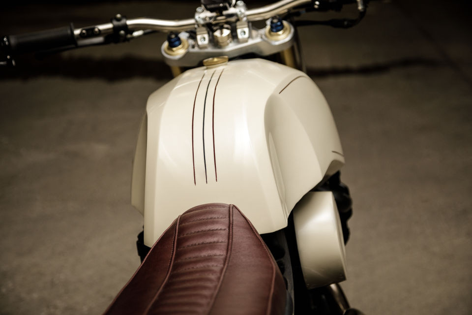 Phần được cho là khó cải tạo nhất trên chiếc xe đó là bình xăng. Bởi theo các thợ độ, vốn dĩ nguyên bản bình xăng của chiếc xe đã quá lớn và chiếm nhiều diện tích. Chính vì thế việc thiết kế lại bộ phận này đòi hỏi phải rất thận trọng và tỉ mỉ.