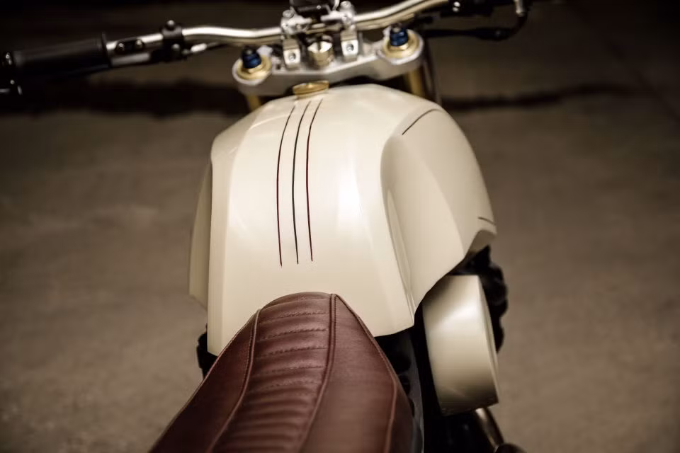 Phần được cho là khó cải tạo nhất trên chiếc xe đó là bình xăng. Bởi theo các thợ độ, vốn dĩ nguyên bản bình xăng của chiếc xe đã quá lớn và chiếm nhiều diện tích. Chính vì thế việc thiết kế lại bộ phận này đòi hỏi phải rất thận trọng và tỉ mỉ.