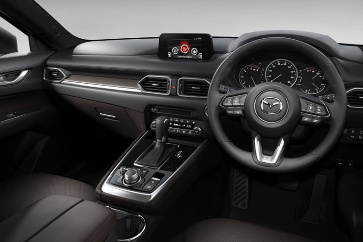 Cùng với những thay đổi đáng chú ý đó, nhà sản xuất còn chú trọng những trang bị bên trong xe. Cụ thể, các ghế ngồi được thiết kế kiểu ôm người và được bọc da cao cấp. Hệ thống cách âm cũng được cải tiến.