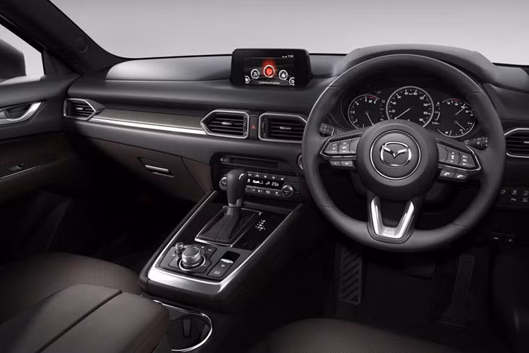 Cùng với những thay đổi đáng chú ý đó, nhà sản xuất còn chú trọng những trang bị bên trong xe. Cụ thể, các ghế ngồi được thiết kế kiểu ôm người và được bọc da cao cấp. Hệ thống cách âm cũng được cải tiến.