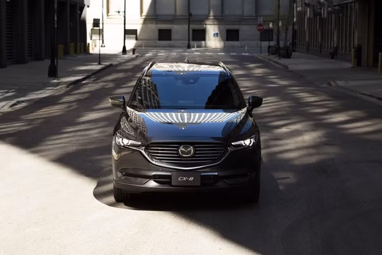Sau khi giới thiệu bản cập nhật CX-5 tại quê nhà, Mazda tiếp tục cải tiến mẫu SUV Mazda CX-8 mới với động cơ tăng áp và nâng cấp hệ thống G-Vectoring Control Plus hiện đại.