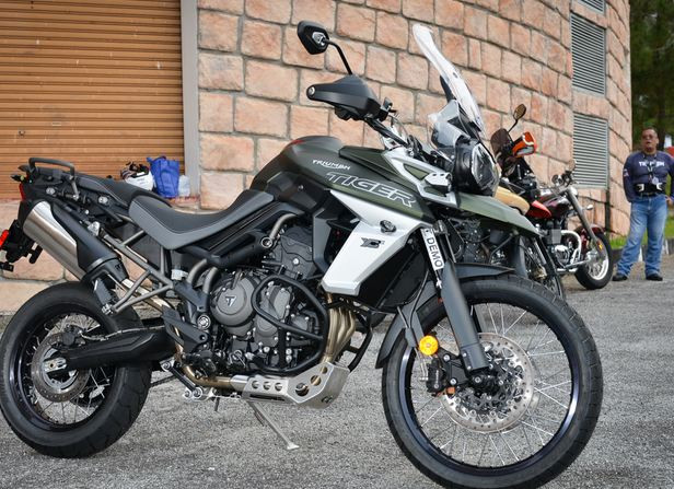 Theo đó, hai mẫu xe mới này có đến 5 biến thể bao gồm: XR tiêu chuẩn, XRx/XRx Low, XRt, XCx và Top-of-the-range XCa với giá bán từ 330 triệu đồng. Tính luôn tùy chọn XRx Low, khách hàng sẽ có tổng cộng 6 biến thể trên Triumph Tiger 800.