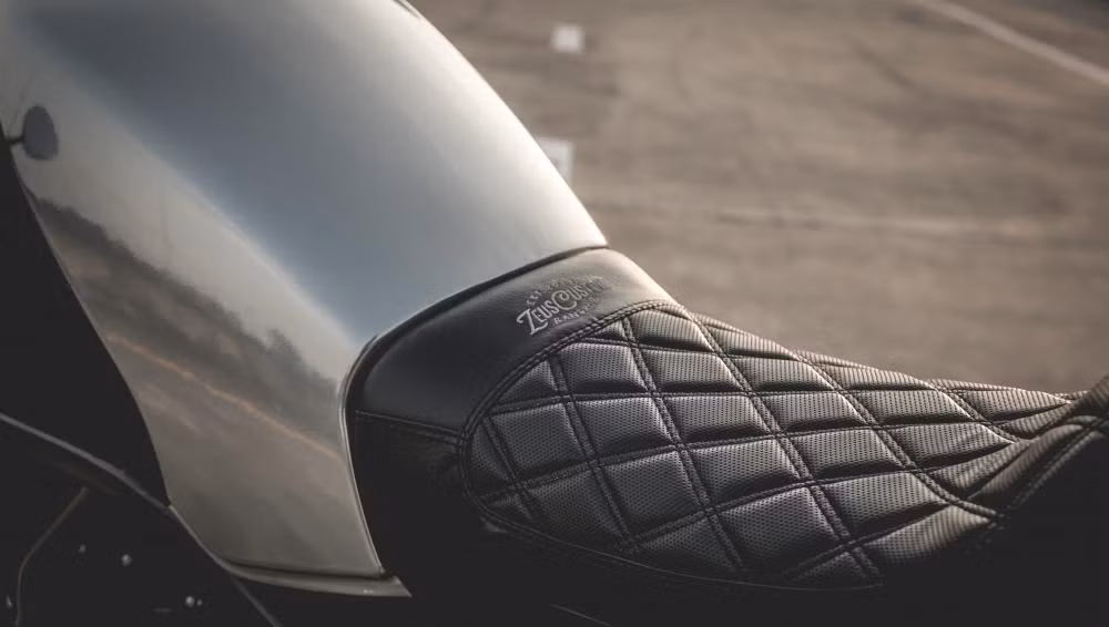 Yên xe được bọc mới bằng phương pháp may chỉ nổi thủ công chuyên nghiệp.