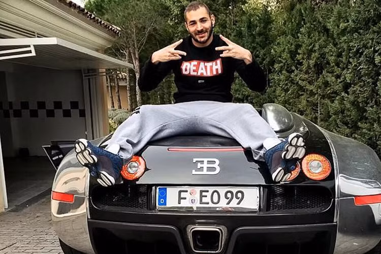 Ronaldo và Benzema đều là fan cứng của hãng xe Pháp Bugatti. Veyron, siêu xe trị giá 1,7 triệu bảng của bộ đôi này có khả năng tăng tốc 0-100 km/h trong 2,5 giây, tốc độ tối đa hơn 400 km/h.