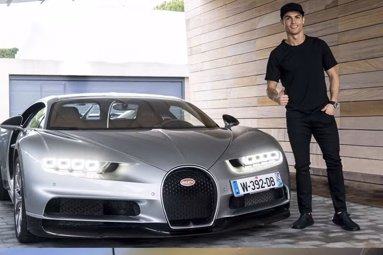 Christiano Ronaldo đã khá nổi tiếng với thú chơi này khi sở hữu bộ sưu tập toàn siêu xe hàng khủng. Một trong số đó là chiếc Bugatti Chiron hàng hiếm trị giá 2,9 triệu USD. Siêu xe này trang bị động cơ W16 8.0L với 4 tăng áp, cho công suất 1.479 mã lực và mô-men xoắn 1.600 Nm. Xe có khả năng tăng tốc 0-100 km/h trong 2,5 giây, tốc độ tối đa 420 km/h. Đặc biệt trên thân xe còn có ký hiệu CR7.