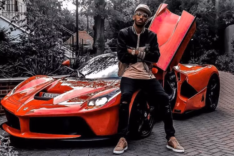 Aubameyang, cầu thủ bóng đá chuyên nghiệp đang chơi cho câu lạc bộ của Anh là Arsenal và đội tuyển quốc gia Gabon cũng vừa khoe chiếc LaFerrari lên trang mạng cá nhân của mình. Siêu xe trị giá 2 triệu bảng. LaFerrari có thể đạt tốc độ tối đa 350 km/h.