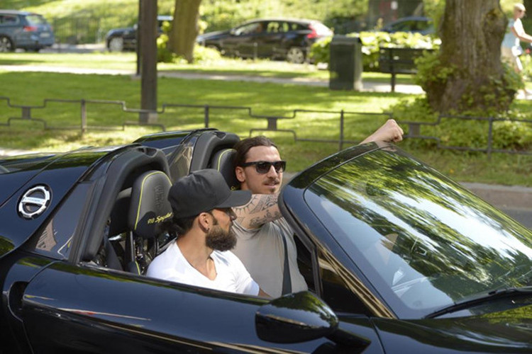 Cầu thủ bóng đá người Thụy Điển, Zlatan Ibrahimovic sở hữu một trong những siêu xe tốt nhất thế giới, chiếc Porsche 918 Spyder. Đây là siêu xe plug-in hybrid thứ 2 Porsche từng sản xuất và có giá đắt đỏ lên đến 650.000 bảng Anh.