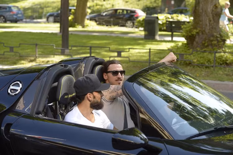 Cầu thủ bóng đá người Thụy Điển, Zlatan Ibrahimovic sở hữu một trong những siêu xe tốt nhất thế giới, chiếc Porsche 918 Spyder. Đây là siêu xe plug-in hybrid thứ 2 Porsche từng sản xuất và có giá đắt đỏ lên đến 650.000 bảng Anh.